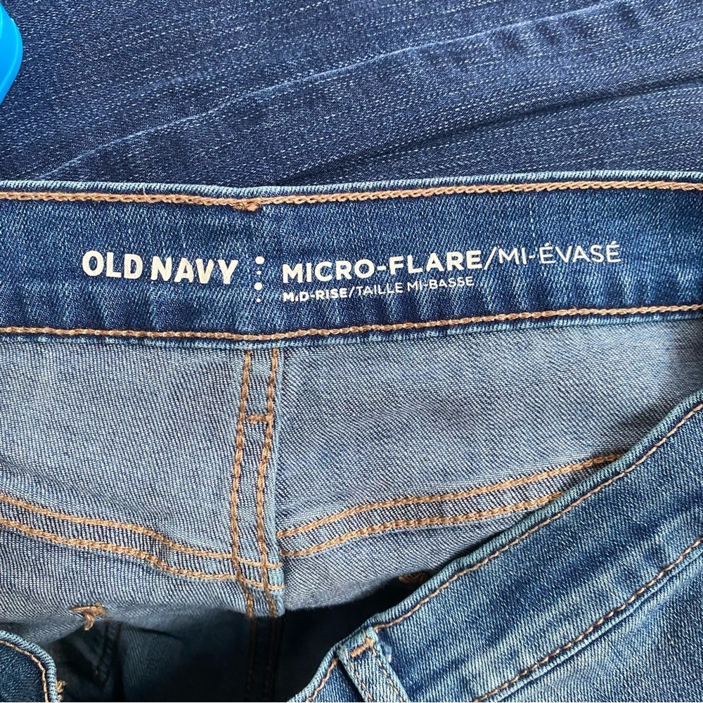 Old Navy Micro-Flare Mid Rise Jeans size 8 - Flare - Inseam 32" - Picture 4 of 5